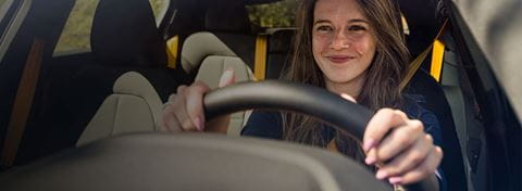 Lächelnde Frau hinter dem Steuer