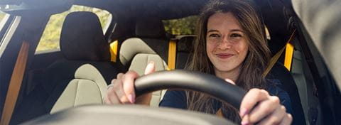 Frau fährt Elektroauto