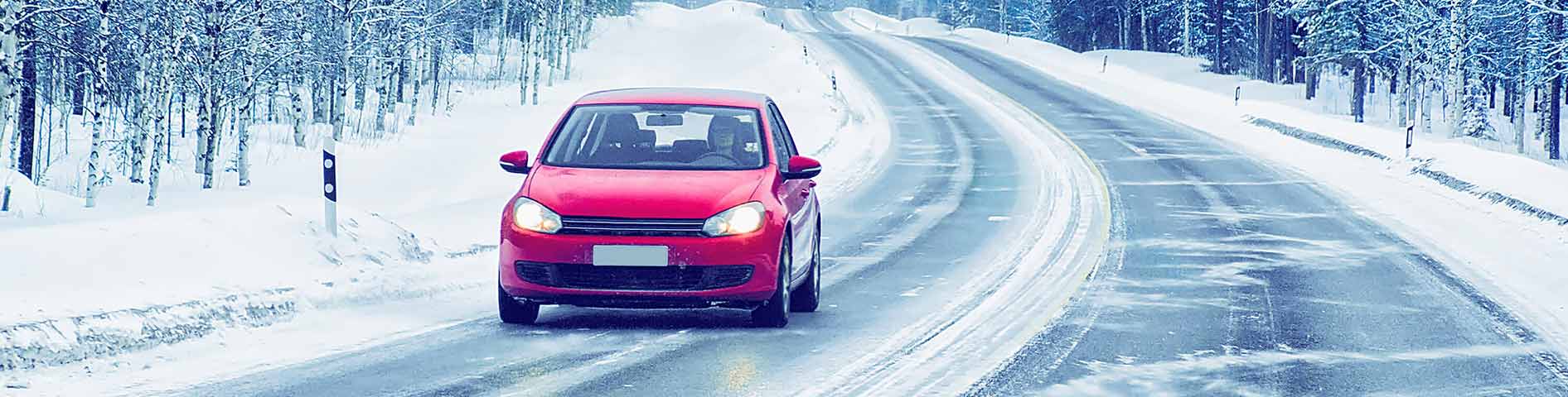 Auto auf winterlicher Straße