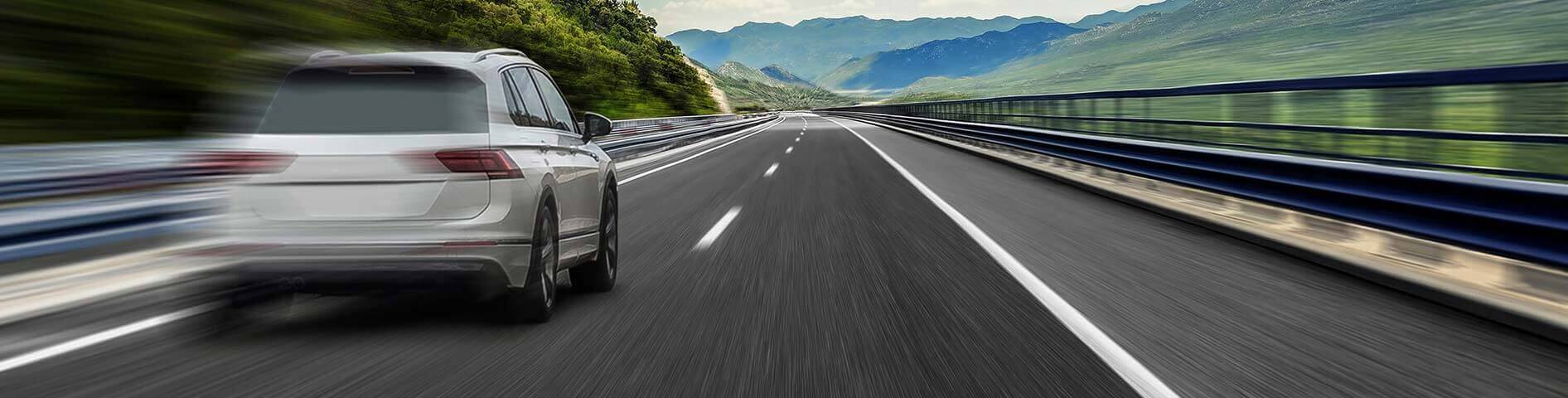 Autos auf Autobahn, Ausblick Steuern 2021