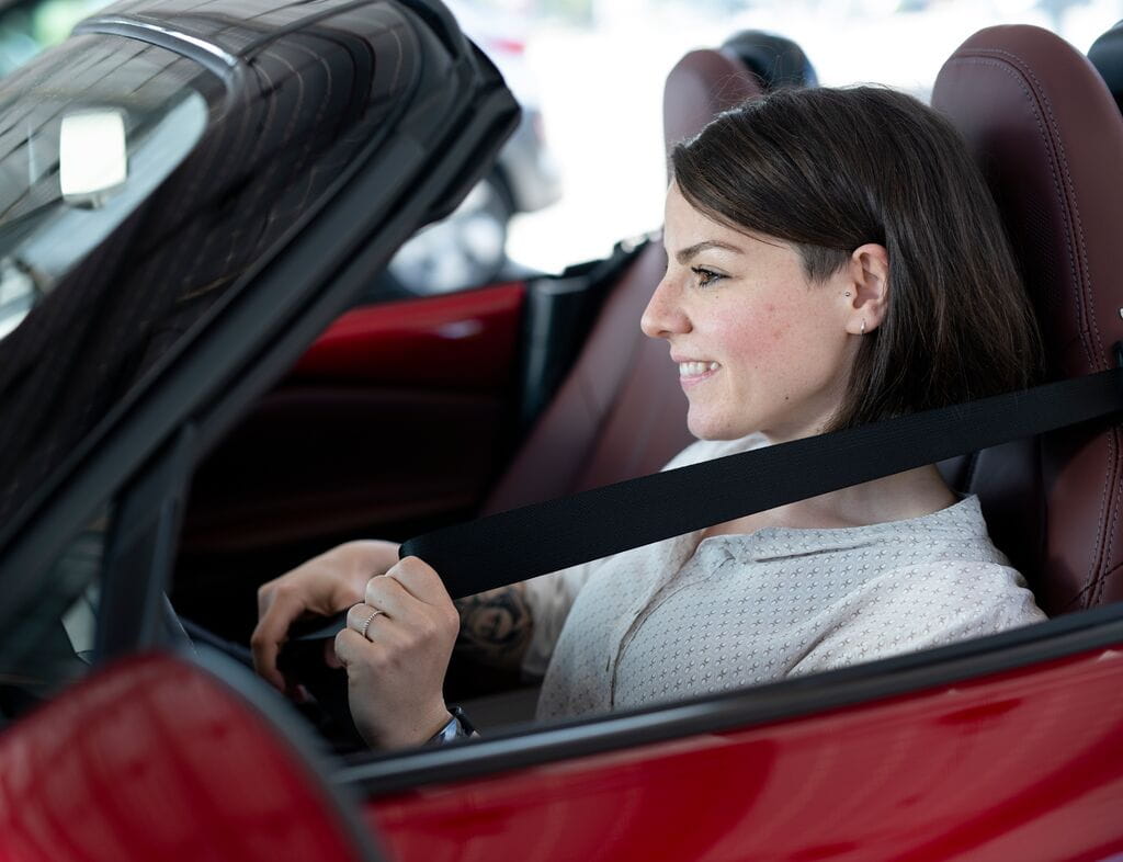 Woman wears a seat belt on a car