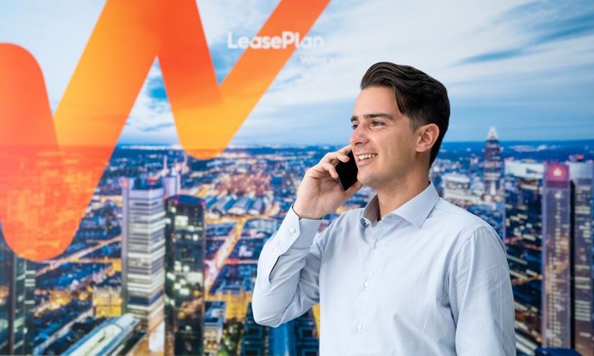 Colaborador LeasePlan ao telefone