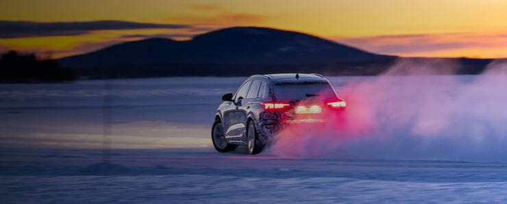 Audi Q6 e-tron är utrustad med avancerad teknik, inklusive 800V elsystem för snabb laddning och förarassistansfunktioner för ökad säkerhet. Ge dig ut på en oförglömlig resa med denna tekniska mästerverk.