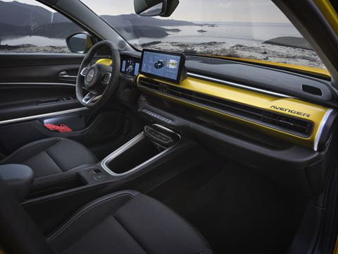 Paragraph-Jeep-Avenger-cabin