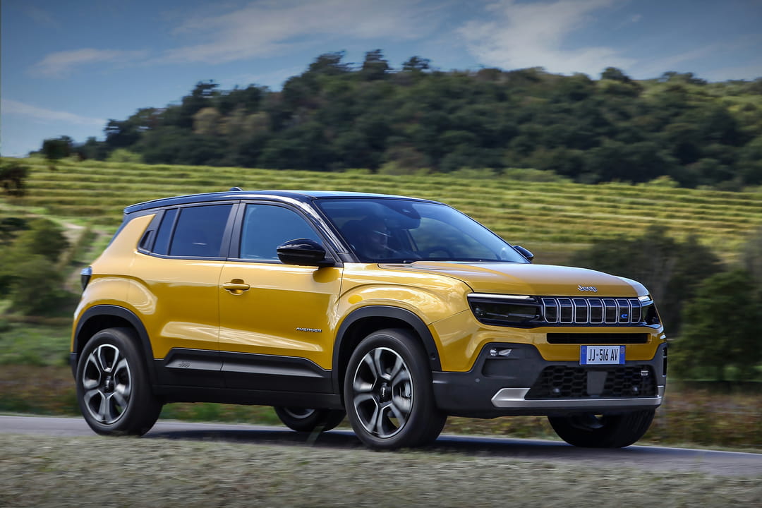 Paragraph-Jeep-Avenger-side-angled