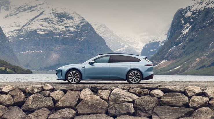 NIO ET5 Touring side view