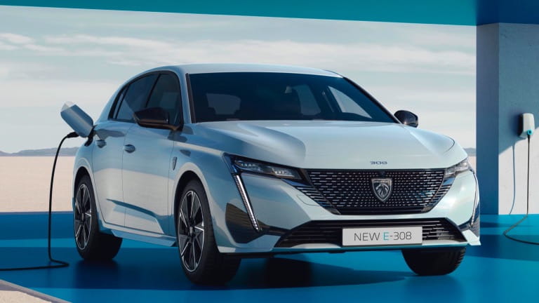 Disponibilité et prix : Opel Astra Electric vs Peugeot E-308
