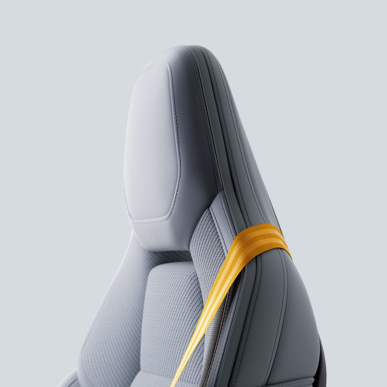 Polestar 4 förarstol med gult bilbälte. Är Polestar 4 årets bästa elbil?