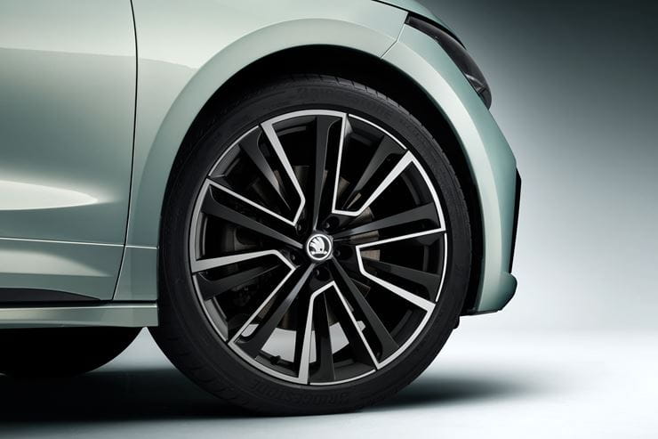 Skoda Enyaq iV: en banbrytande elbil med enastående räckvidd och modern design. Perfekt för långa resor med sin smarta och rymliga interiör. Upplev körningens framtid redan idag