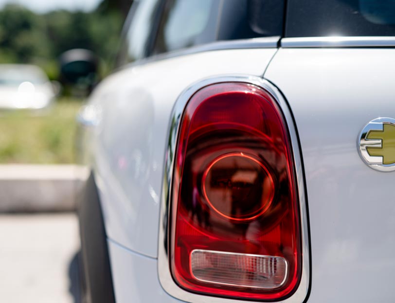 come-guidare-auto-ibrida-plug-in