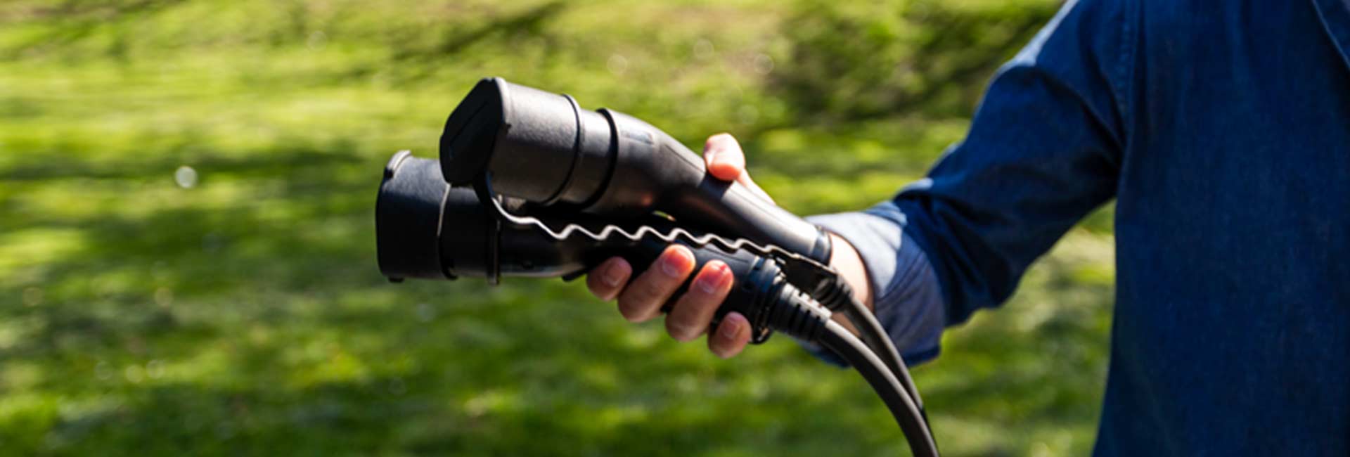 come-guidare-auto-ibrida-plug-in