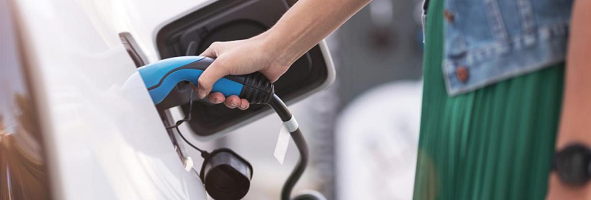 rapporto-italiani-auto-elettriche-ibride