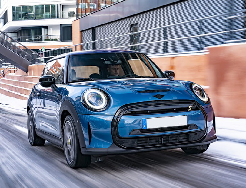 Мини электрический. Mini Cooper 2021. Mini Cooper se Electric 2022. Mini Cooper 2021 синий. Мини Купер электромобиль 2022.