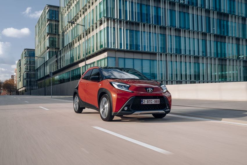 2022_AYGO_X_DPL_DYNAMICS_CHILI_RED_002-scaled