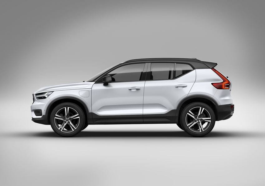 265572_XC40_Recharge_Plug-In_Hybrid_in_Crystal_White_Pearl