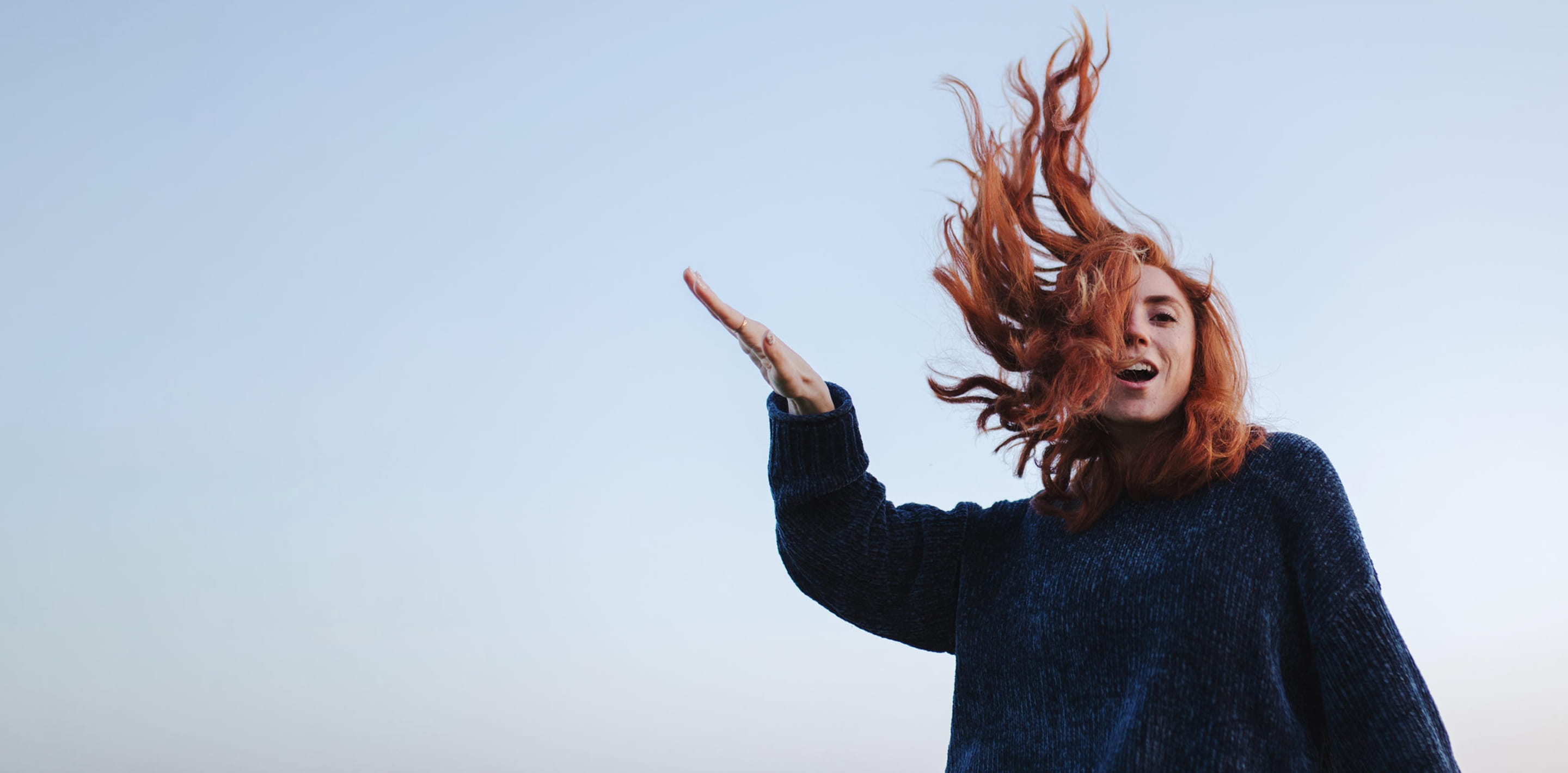 LeasPlan Free - Blije vrouw springt in de lucht