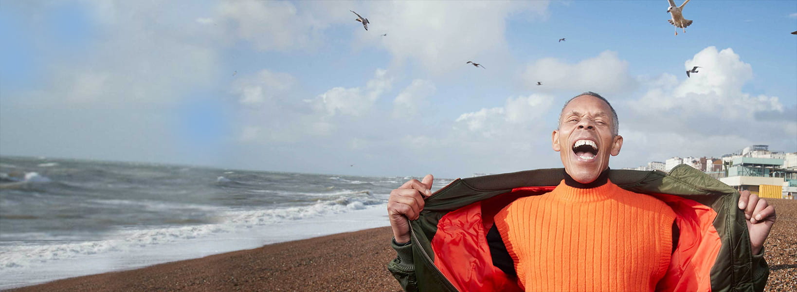 LeasePlan Free - Blije man met vogels op het strand