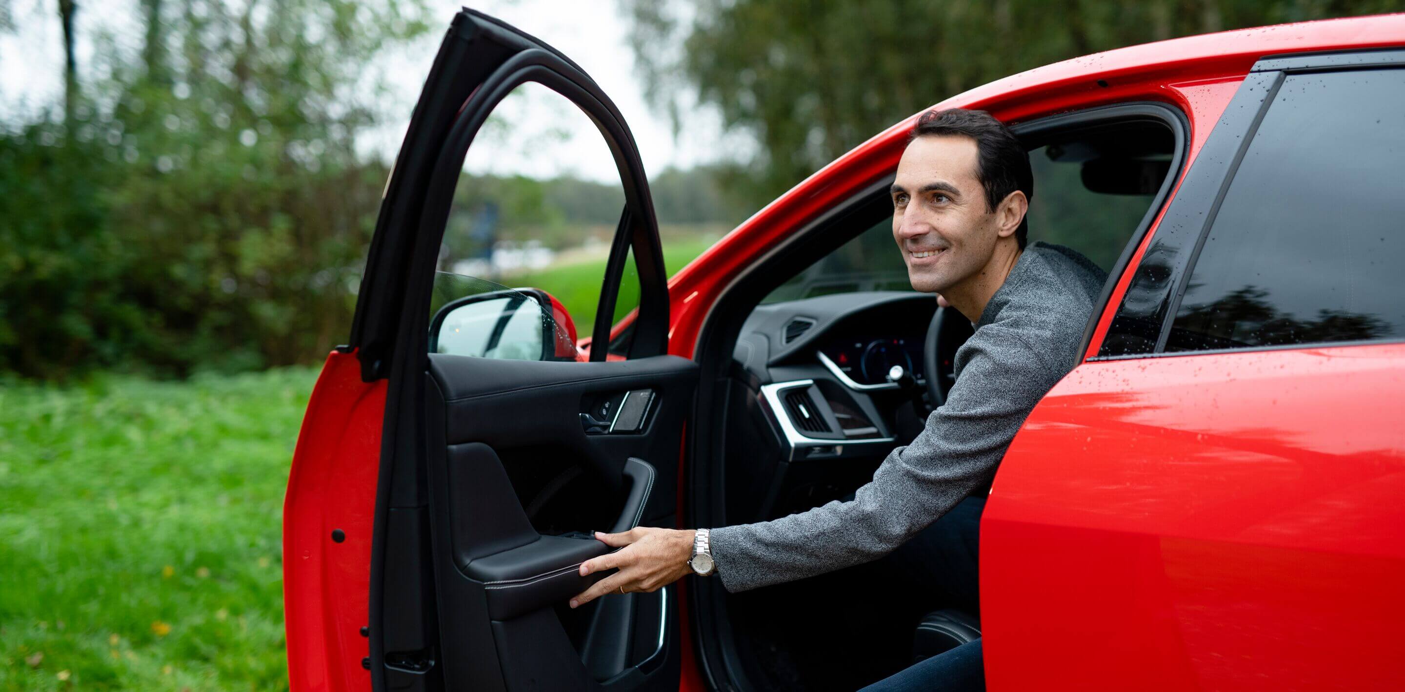 mężczyzna uśmiech samochód czerwony