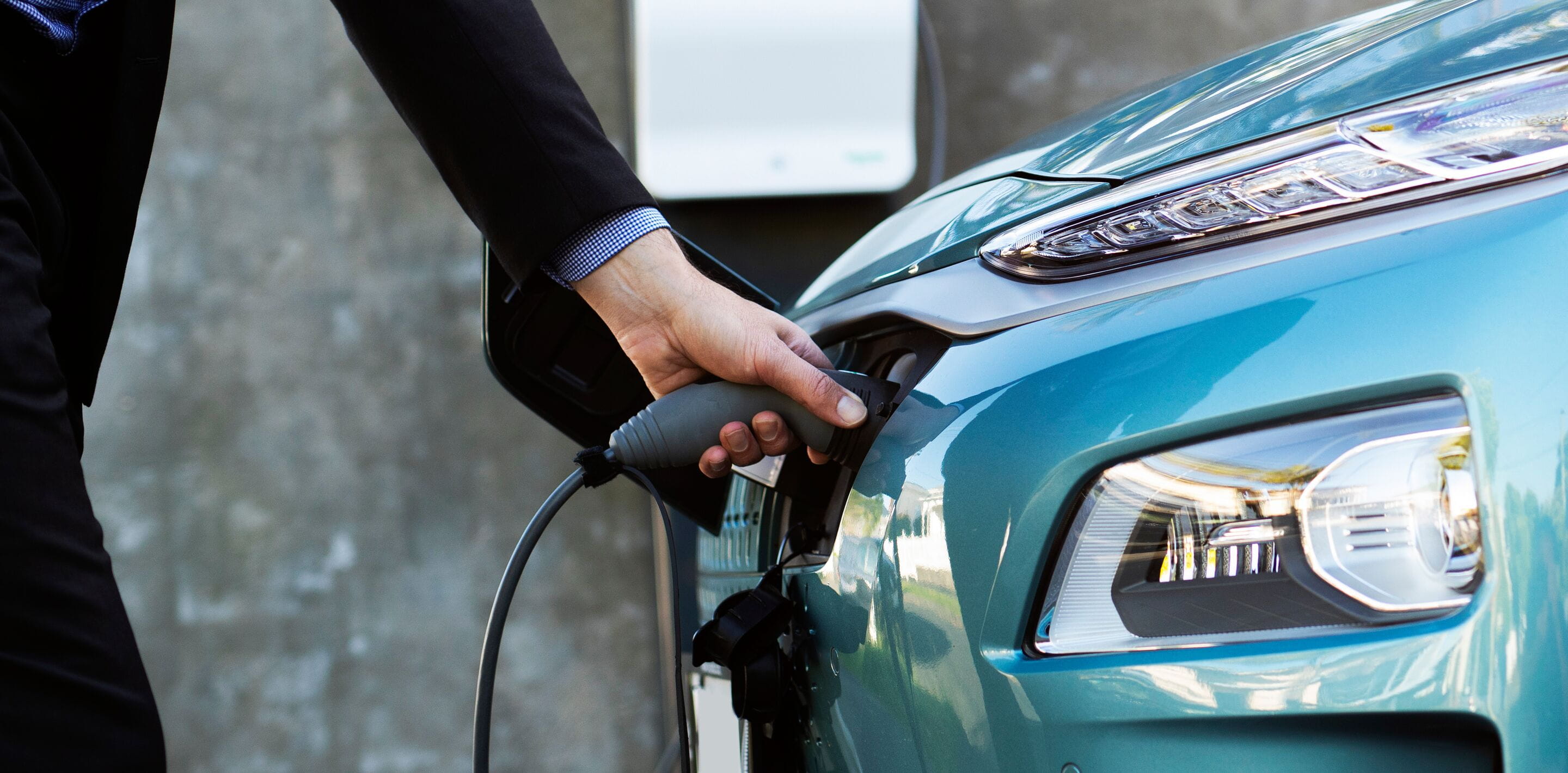 ładowanie samochodu elektrycznego