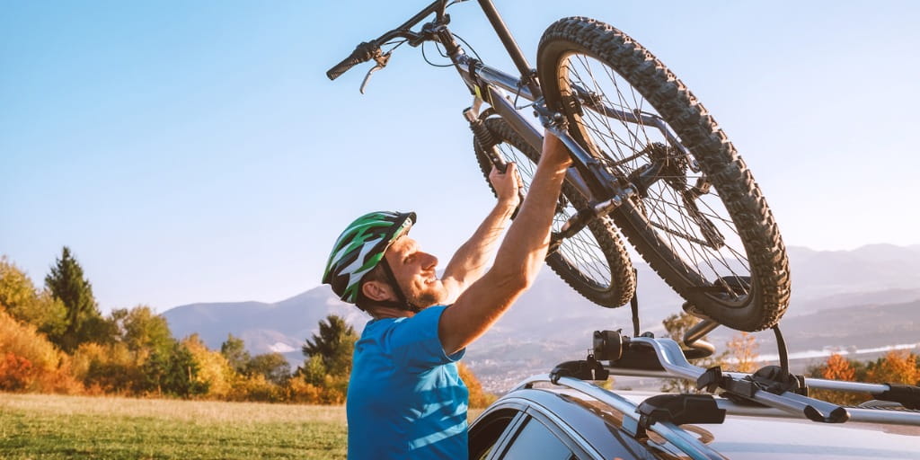 mountain-biker-man-take-of-his-bike-fronm-the-car-roof-active-sport-picture-id1210361667