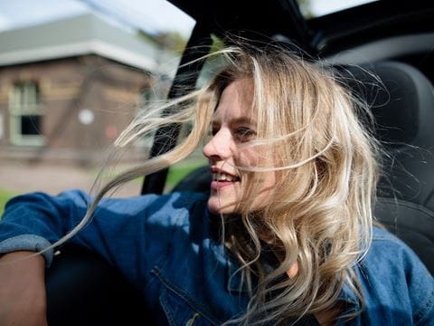 Flexibel mieten mit Ayvens Flex Frau in Auto