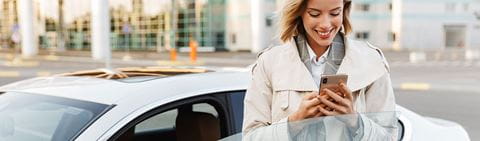 Frau blickt aufs Smartphone