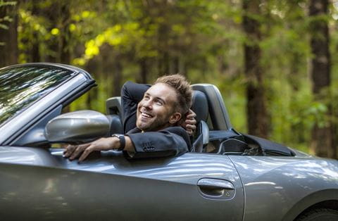 Mann sitzt in einem Cabrio