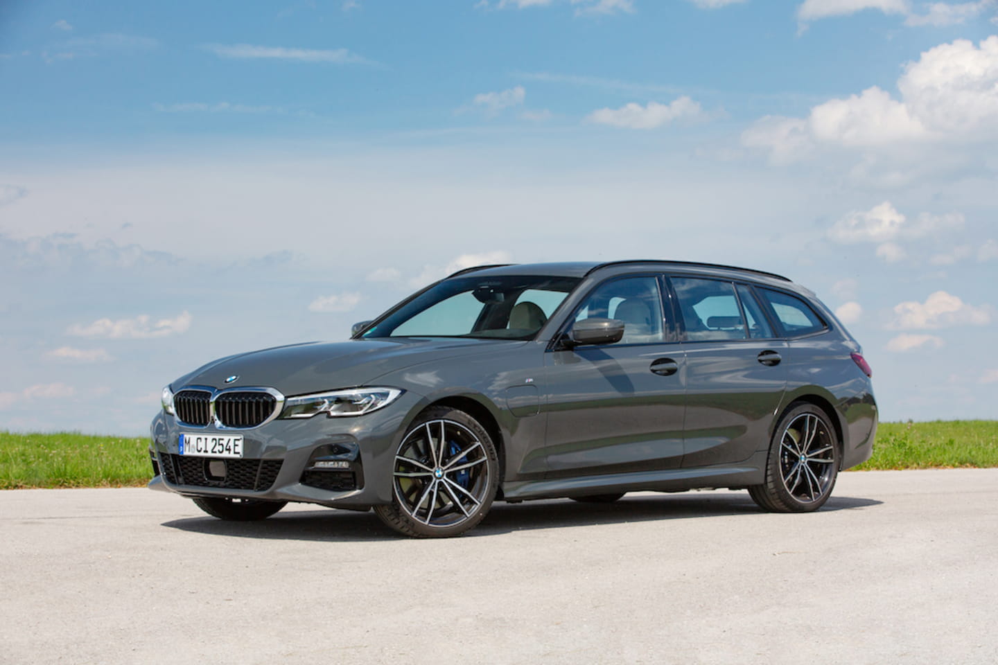 BMW-320eTouring-2022-review-1
